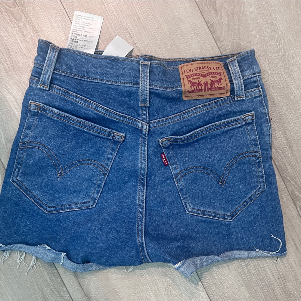 Levi’s High Rise Shorts - Picture 6 of 6
